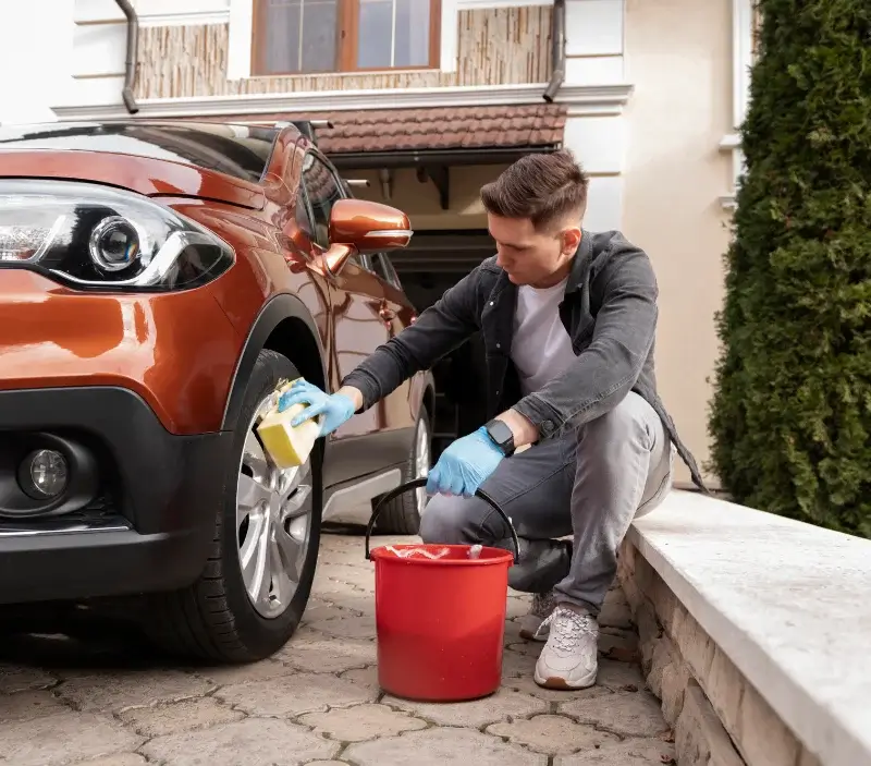 Lavage auto à domicile Saint-Symphorien-de-Lay : professionnel intervenant sur un véhicule